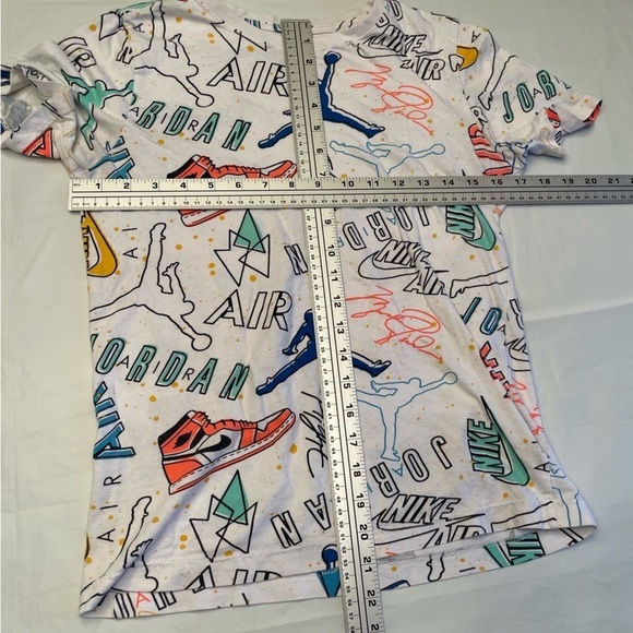 🌈 Jordan Logo White Tee  for the 90s Vibe! Boys Size LG🕹️ - Picture 8 of 10